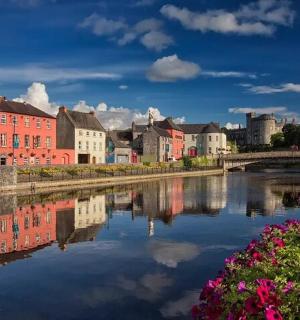 město s řekou, budovami a květinami