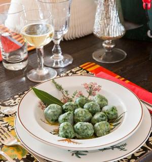 un tavolo con un piatto di cibo su un tavolo