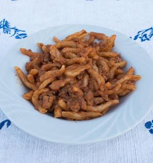 桌上的一盘炸薯条