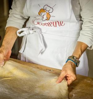 一个人正在砧板上准备食物