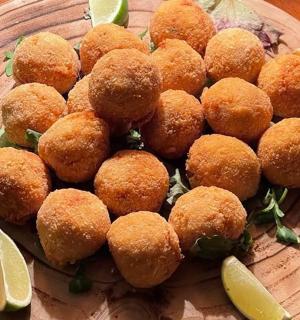 桌上有一盘甜甜圈