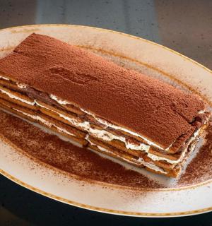 ein Stück Schokoladenkuchen auf einem Teller