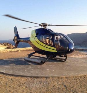 一架直升机停在山顶上