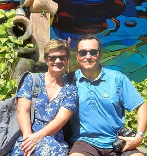 一男一女坐在长凳上