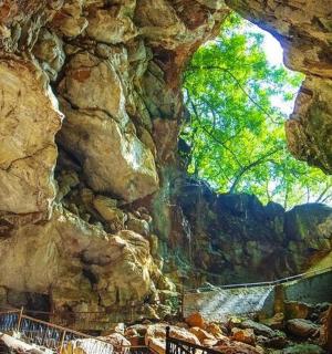 岩石山上的洞穴,里面有一座桥