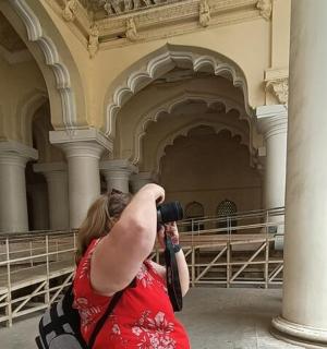 一名女子用相机拍摄建筑物