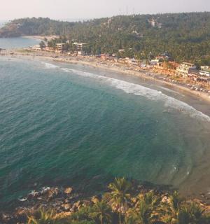 有人的海滩鸟瞰图