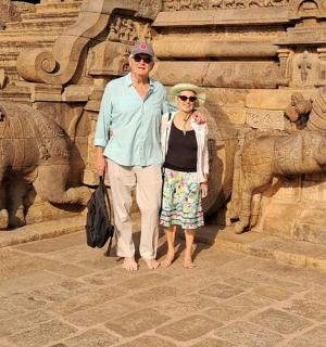 一男一女站在雕像前