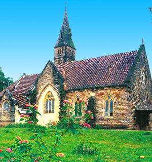 一座位于绿色田野上的塔楼教堂