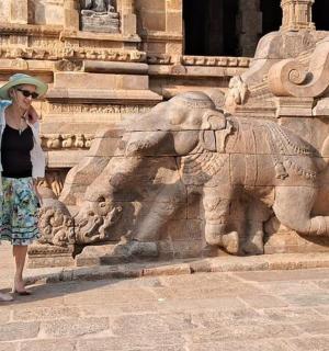 一男一女站在雕像前