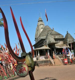 建筑物前的龙雕像