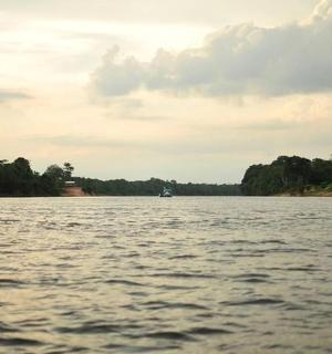 loď na velké vodní ploše