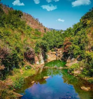树木繁茂的山中的一条河流