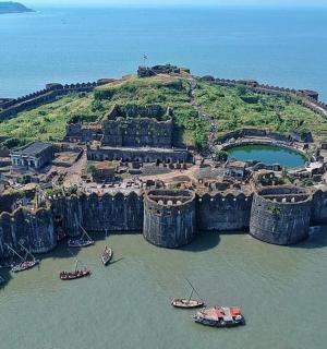 海洋中的一个岛屿，水中有船