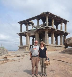 一男一女站在一栋建筑前