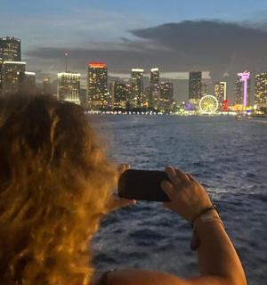 žena fotící město v noci