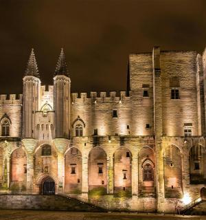 夜晚亮着灯的城堡