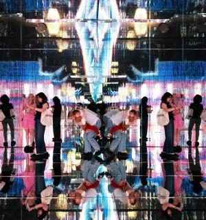 一群人站在舞台前