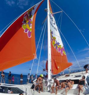 一群人在水上的船上