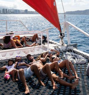 skupina lidí ležících na zadní straně lodi