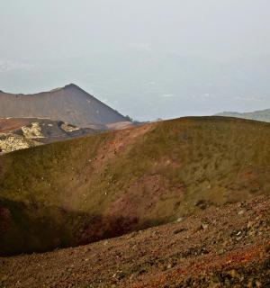 pohled na dva kopce s horami v pozadí