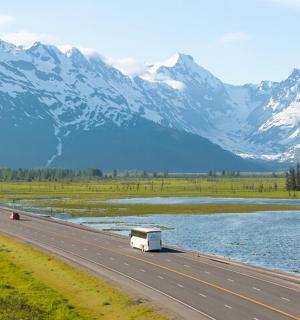 kamion jedoucí po dálnici s horami v pozadí