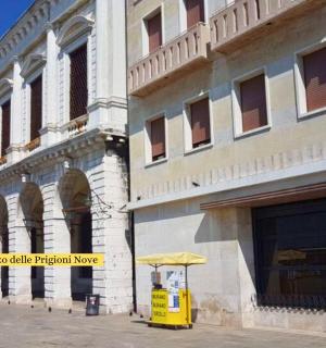 一辆黄色手推车停在一栋建筑物前