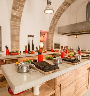 kuchyň s pracovní deskou s hrnci a pánvemi