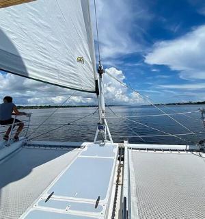 水上帆船上的一男一女