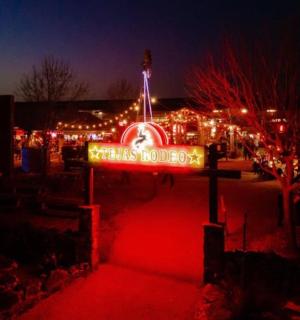 夜晚的圣诞汽车旅馆的标志