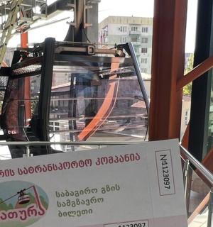 窗户前有一个标志