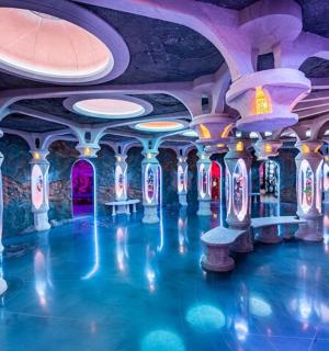 una habitació amb terra blau i sostre amb llums