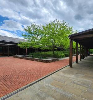 cihlový dvůr před budovou