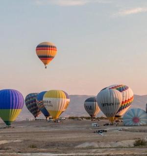 一群热气球在天空中飞翔