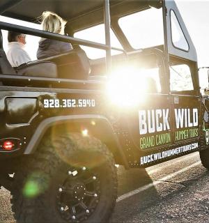 一辆吉普车载着两个人在路上行驶