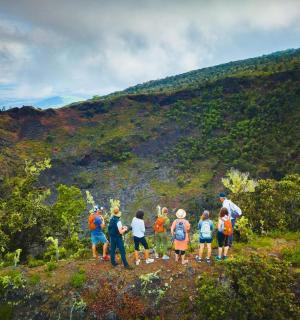一群人站在山顶上