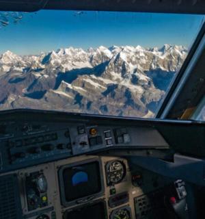 从飞机驾驶舱飞越群山的视角