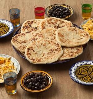 一张木桌上摆满了食物和饮料