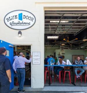 skupina lidí stojících před restaurací