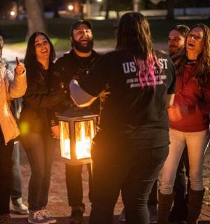 一群人站在点燃的蜡烛旁边