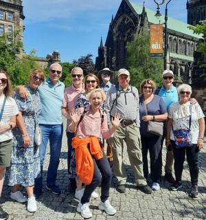 一群人在城市里摆姿势拍照