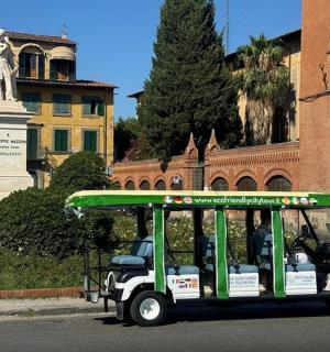 zelený golfový vozík jedoucí po ulici