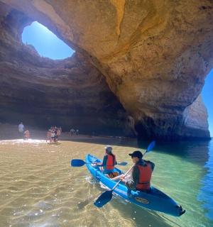 一群人在山洞里划皮艇