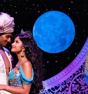 站在舞台前的一个男人和一个女人