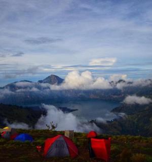 山顶上的一组帐篷,有一座湖