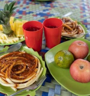 桌子上摆满了食物和水果