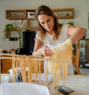 žena vyrábějící kus dřeva na stole