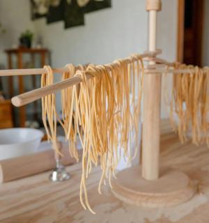 桌子上放着一根木杆，上面插着意大利面条