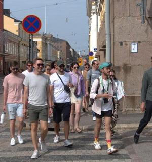 grupa ludzi idąca ulicą