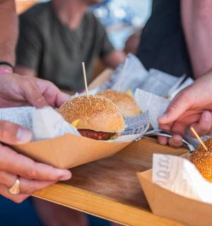 一群人拿着三明治在桌子上